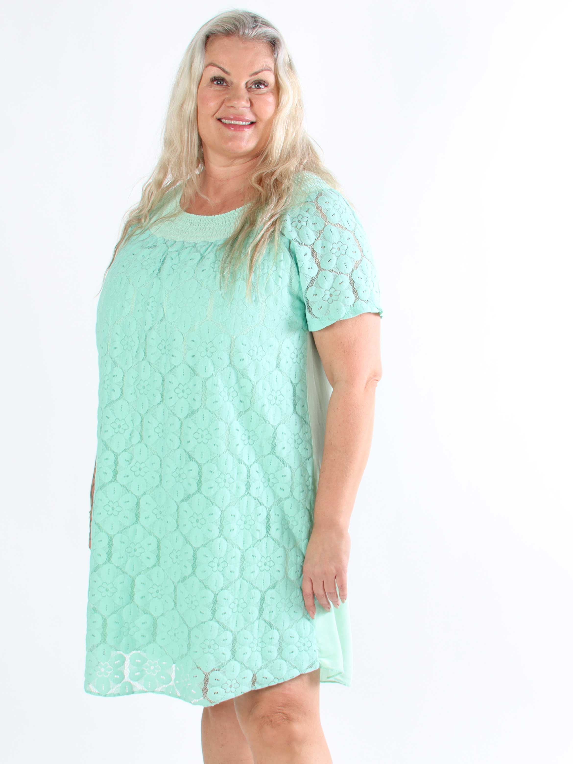 Fjola - Plus size tunikaklänning i bomull med spets fram